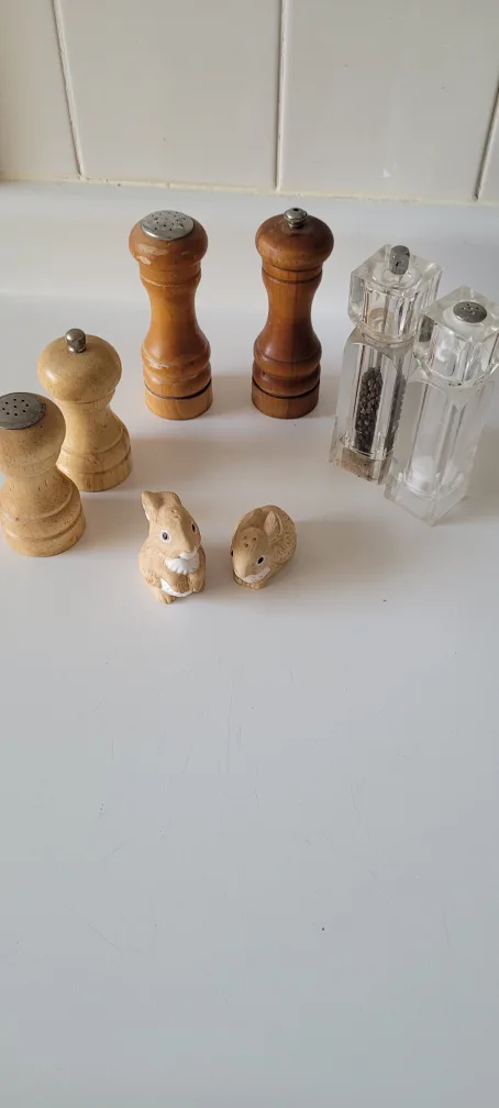 Salt and Pepper Shakers image indicator(2)
