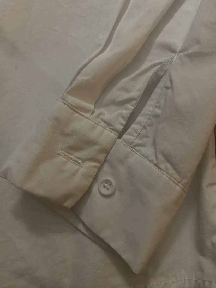 White Collar Blouse with adjustable cuffs buttons. image indicator(2)