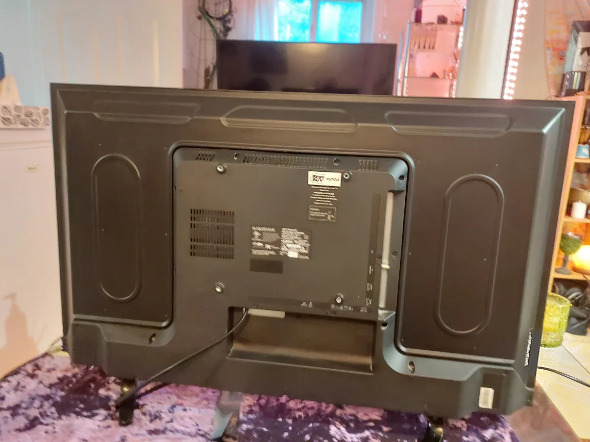 Insignia 40" inch LED TV 1080p HD with Roku Stick image indicator(2)