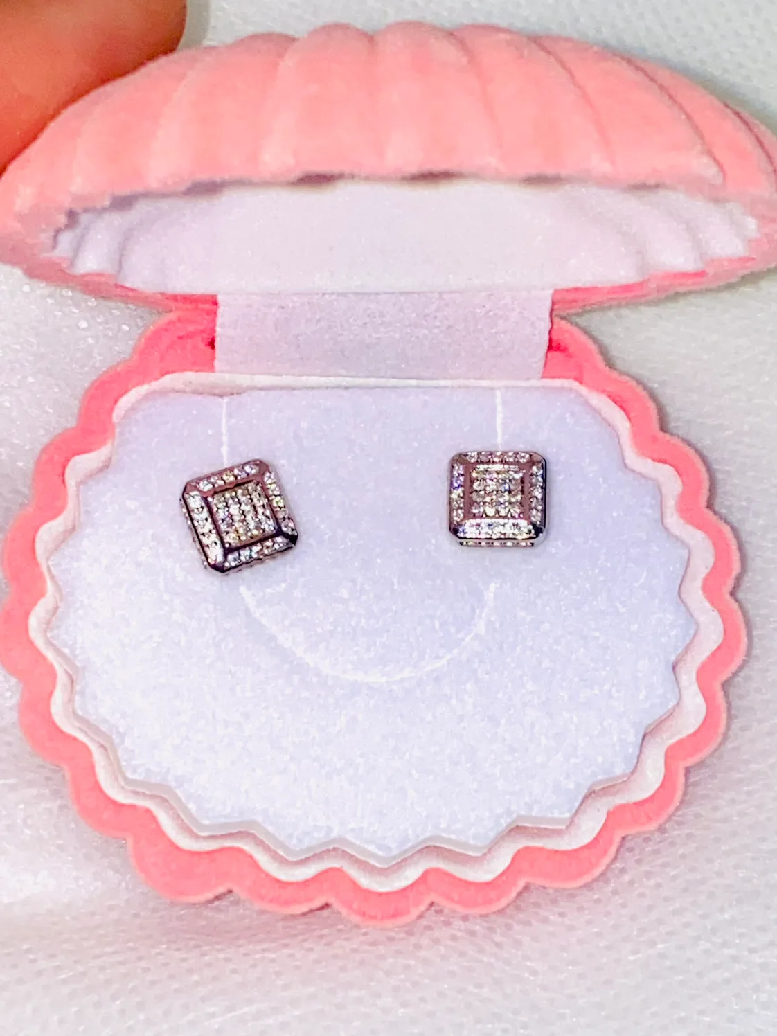 10K Gold Diamond Earrings for men and women image indicator(4)