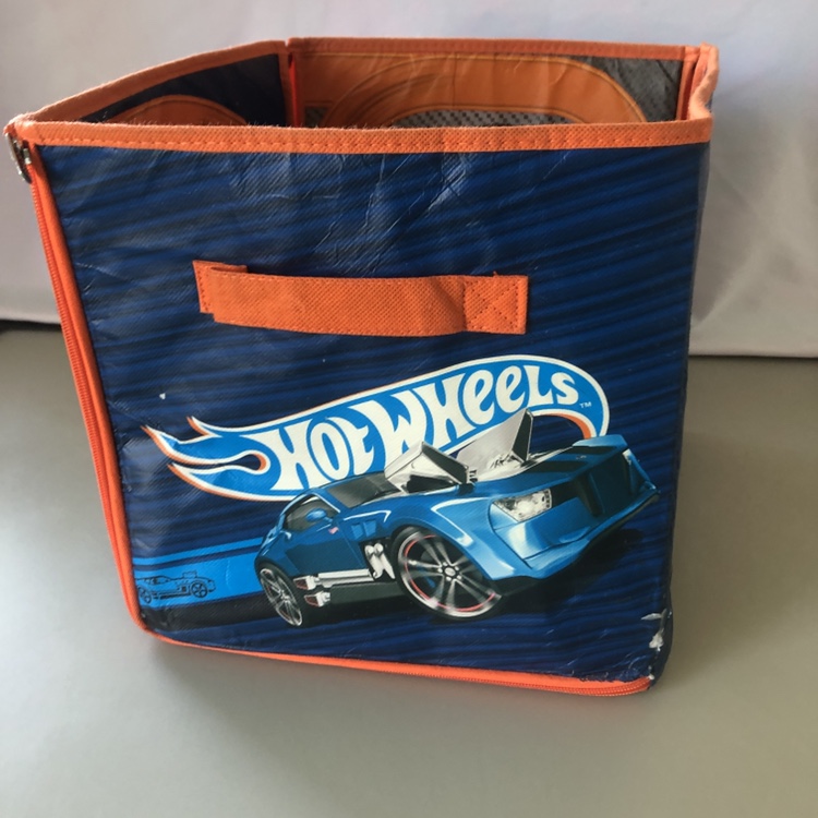 HotWheels bin unzips to use as track/road 🧡