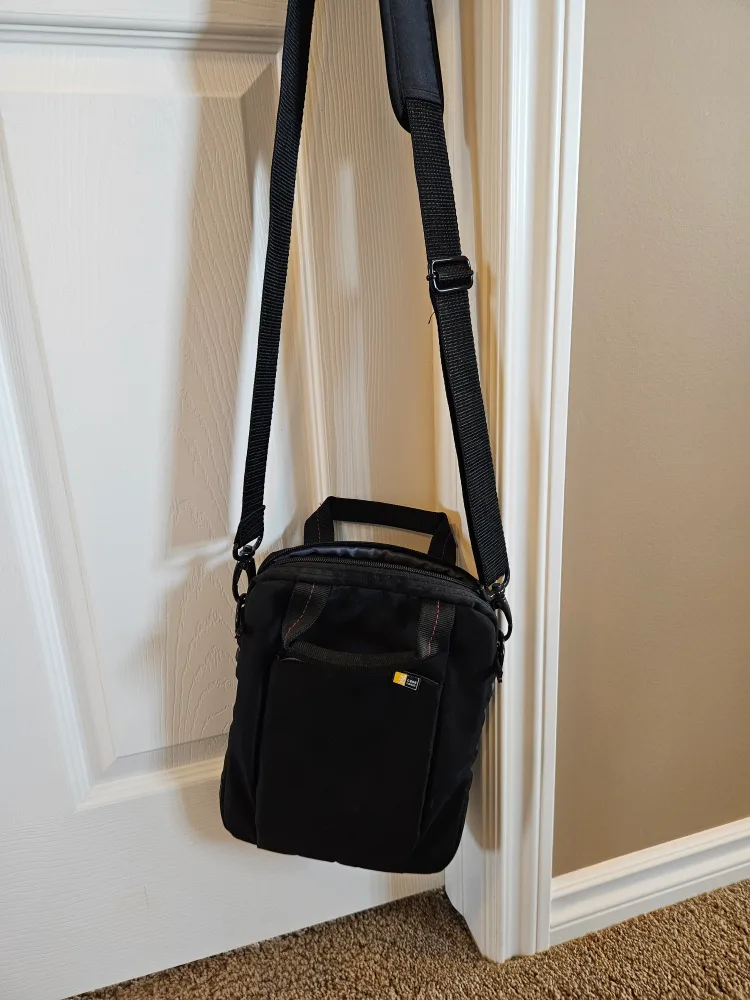 Black Case Logic Tablet or Laptop Bag image indicator(8)