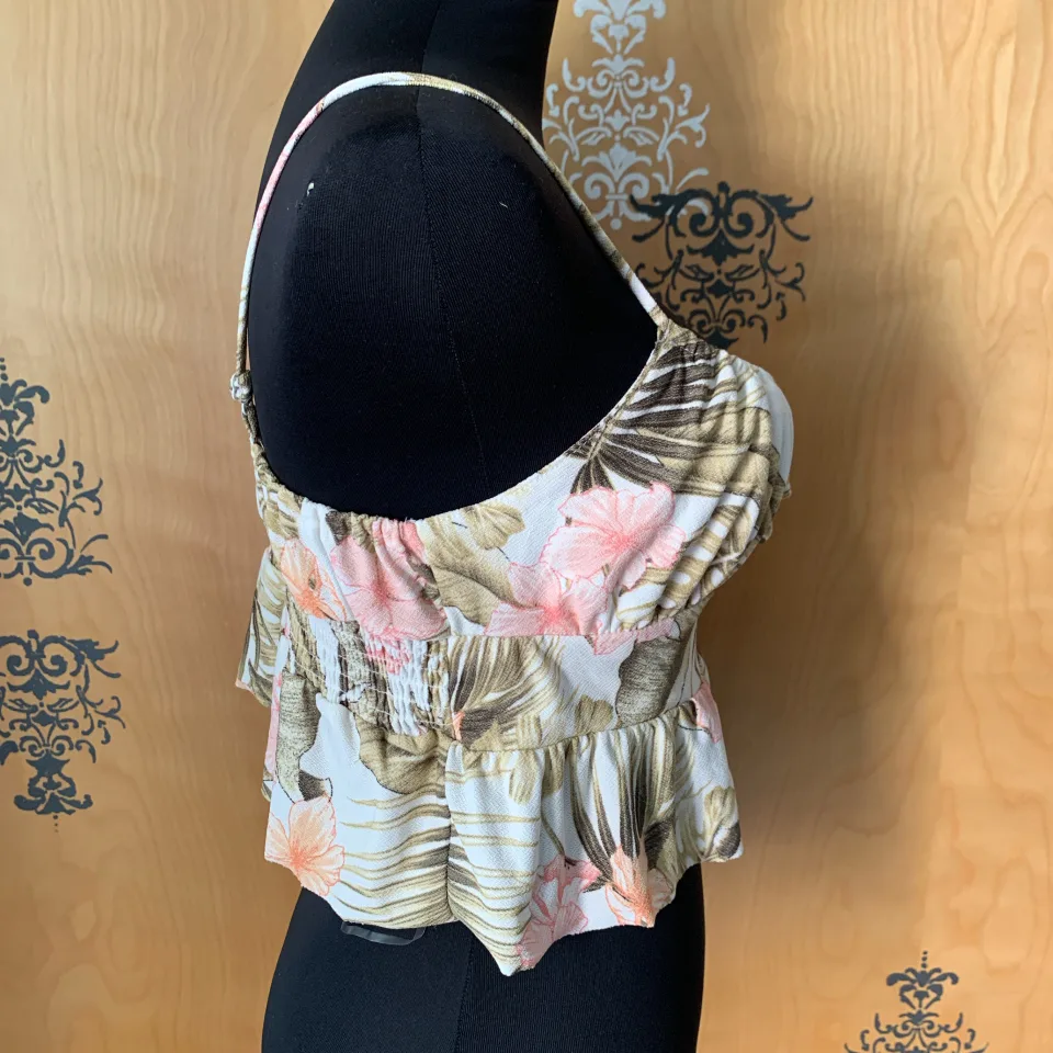 NEW Spaghetti Strap Crop Top image indicator(7)