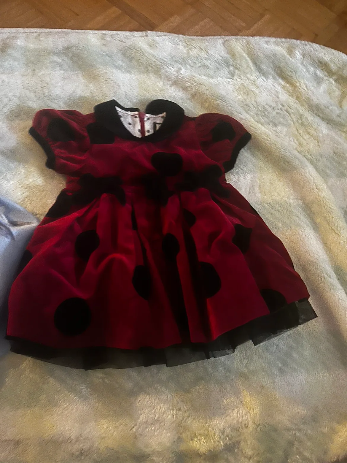 Three Girls' Dresses image indicator(2)