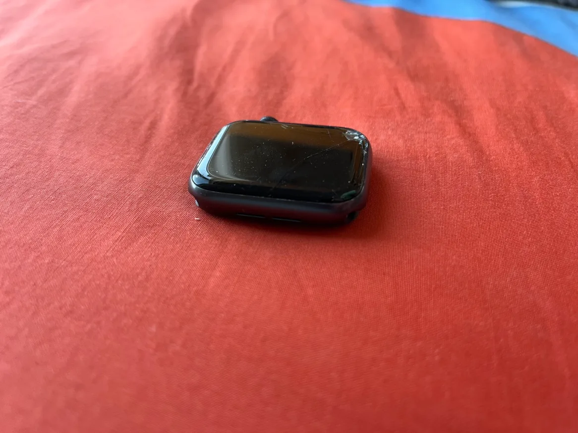 Cracked Apple Watch Series SE image indicator(6)