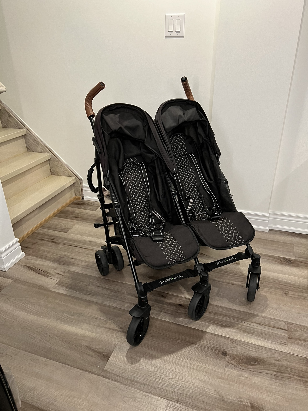 Guzzie + Guss twin stroller/double stroller - photo 2
