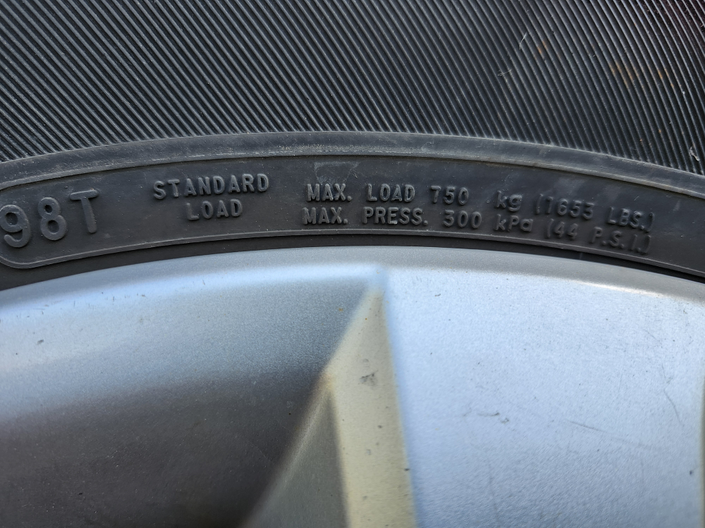 Motomaster tires SE3 with rims - photo 4