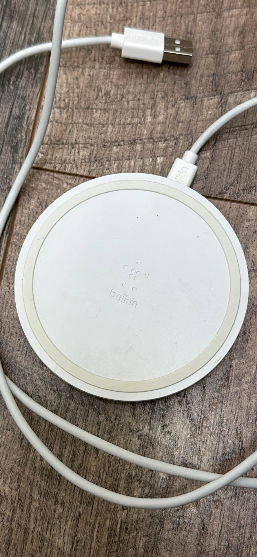 2 Belkin Wireless Chargers image indicator(5)