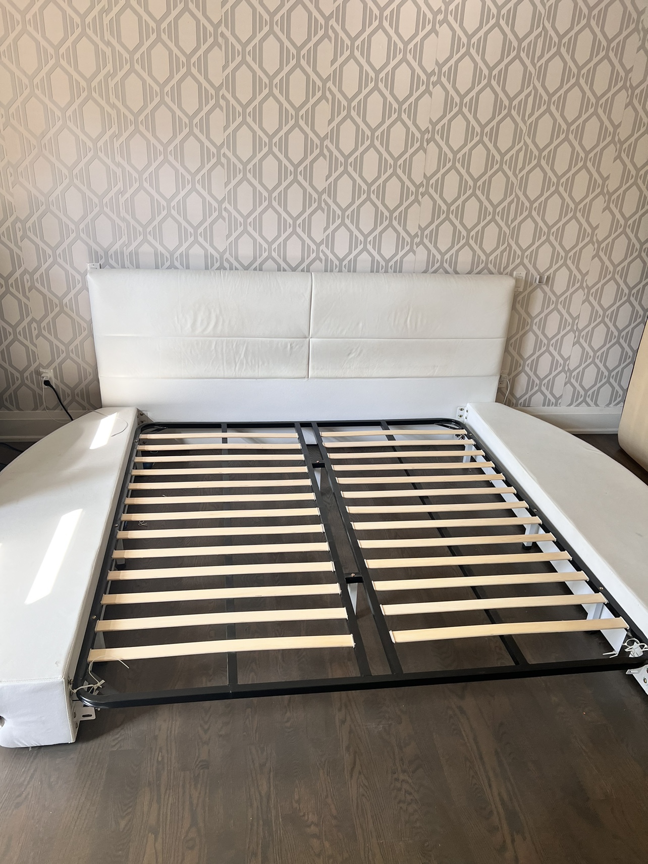 White leather Round King Bed Frame - photo 3