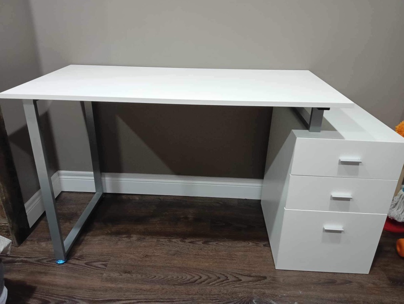 White Desk with Three Drawers, in very good  condition. - photo 2