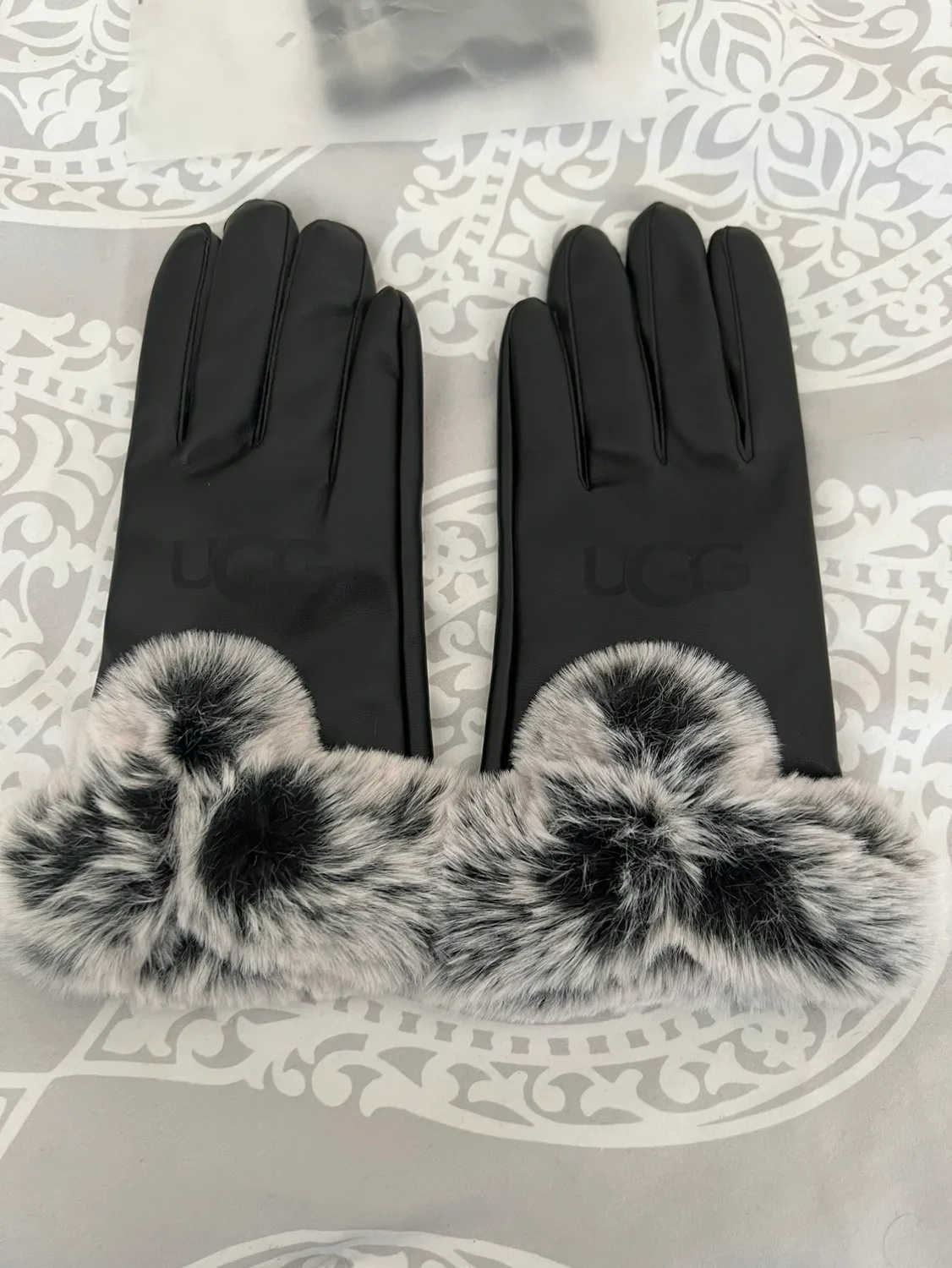 UGG Black Faux Fur Gloves brand new image indicator(3)