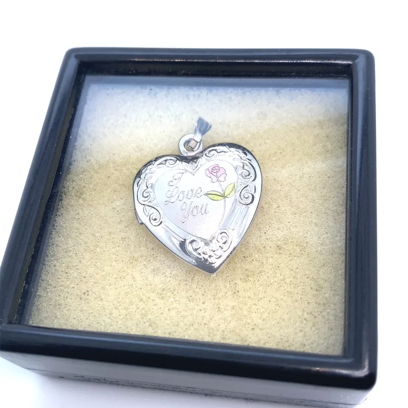 Silver “I love you�” Heart Locket image indicator(3)