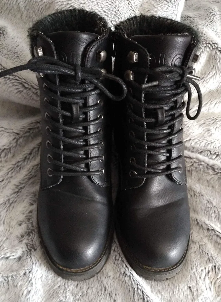 Women's Black Lace-Up Boots image indicator(2)