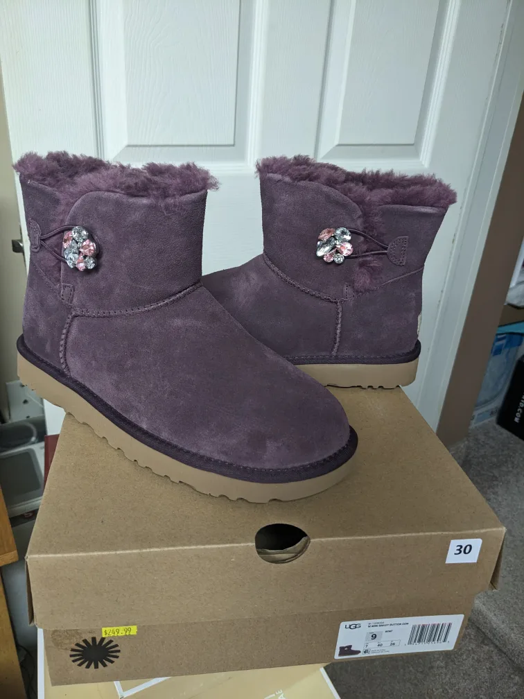 UGG Women's Classic Mini II Boots image indicator(2)