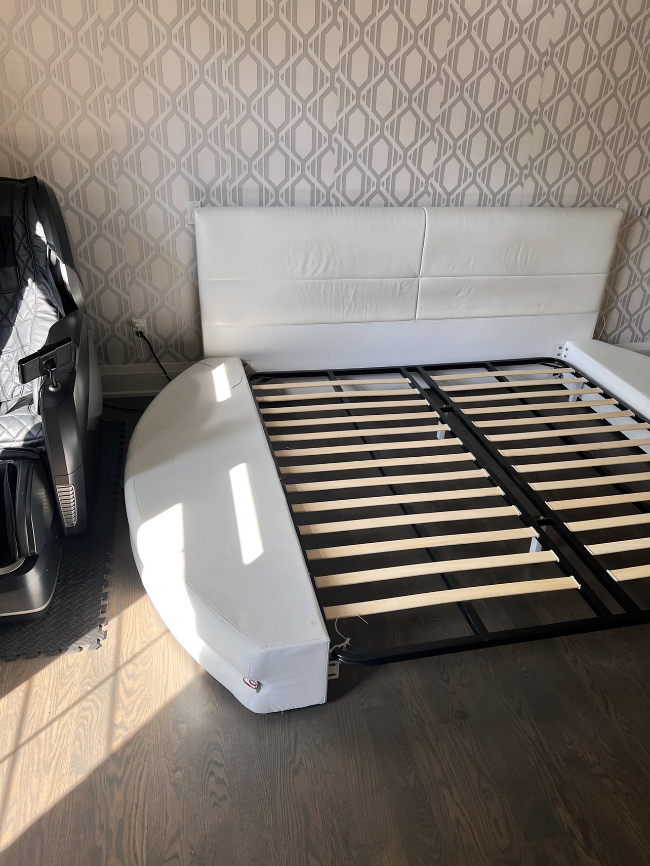 White leather Round King Bed Frame - photo 2