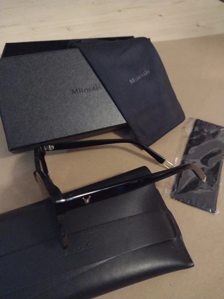 Black pair of Sunglasses Anti UVA and Anti-UVB image indicator(4)