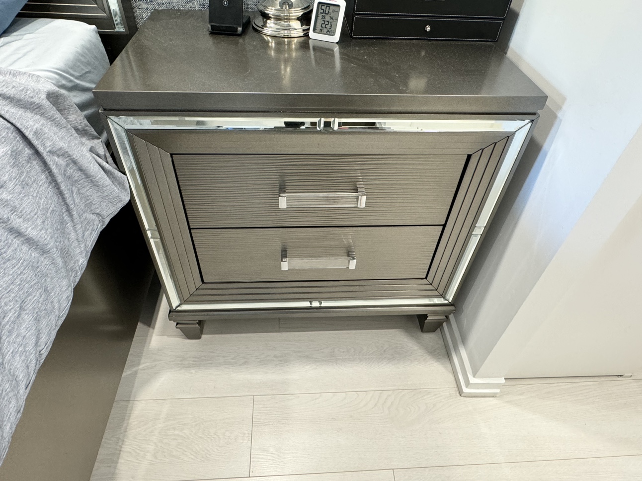 Queen Size Bed Frame with Two Nightstands - photo 4