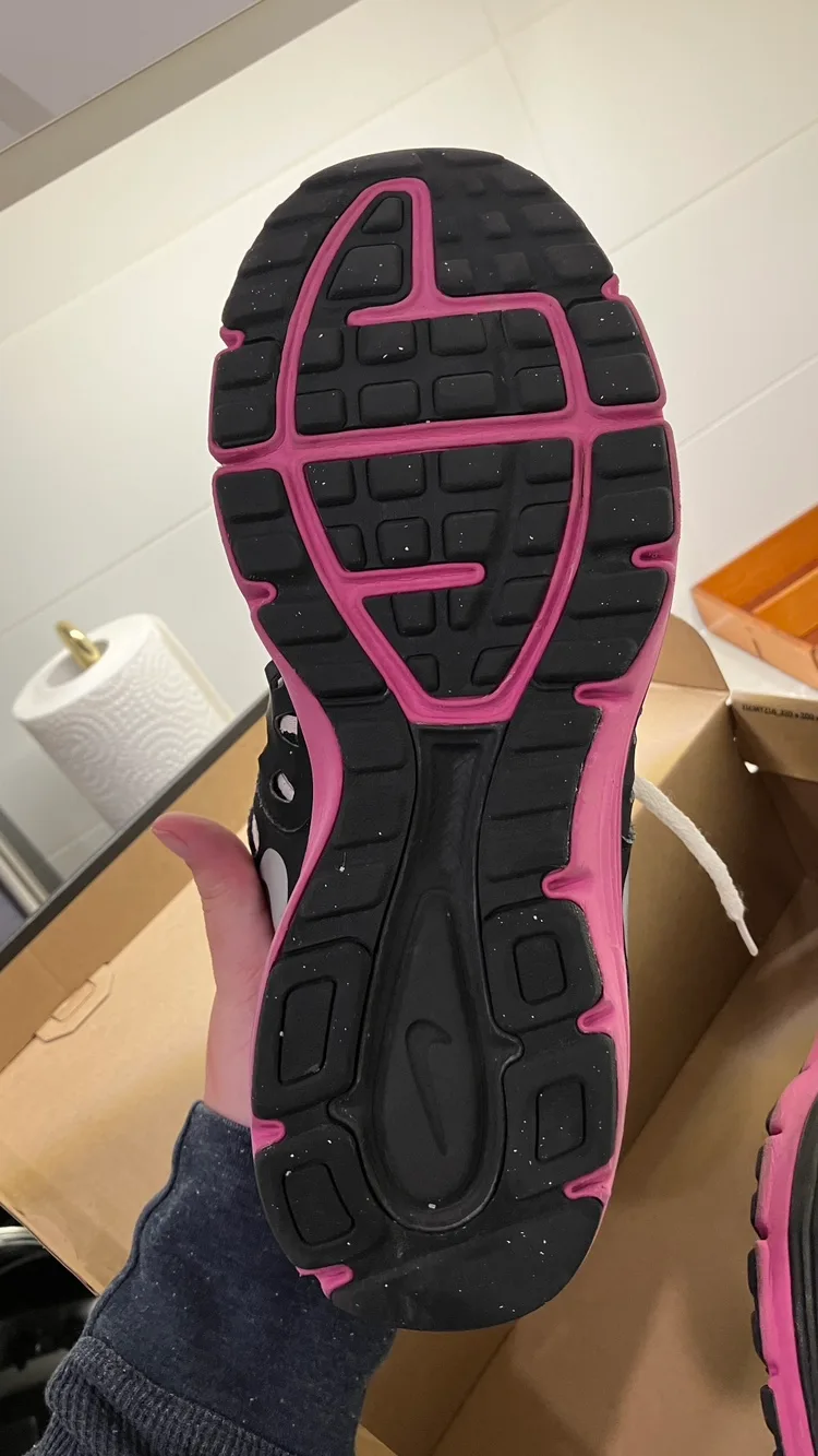 Running shoes (US 10) image indicator(3)