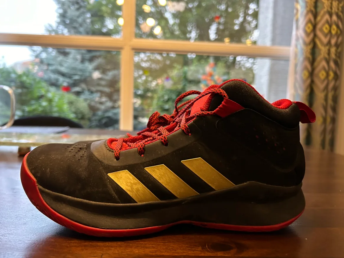 Adidas Basketball Shoes Boys/Mens Size 5 thumbnail