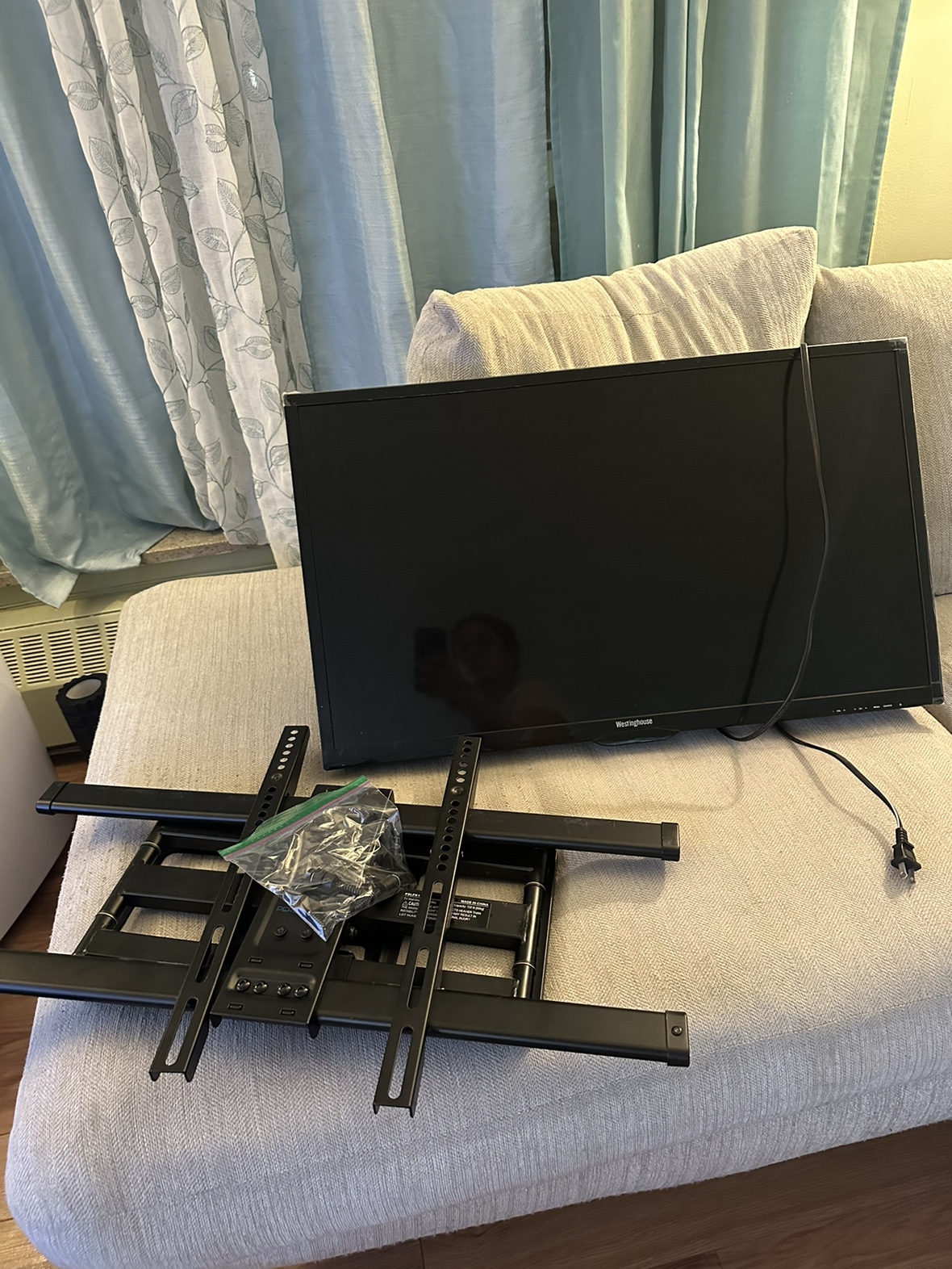 32" Westinghouse TV with Wall Mount