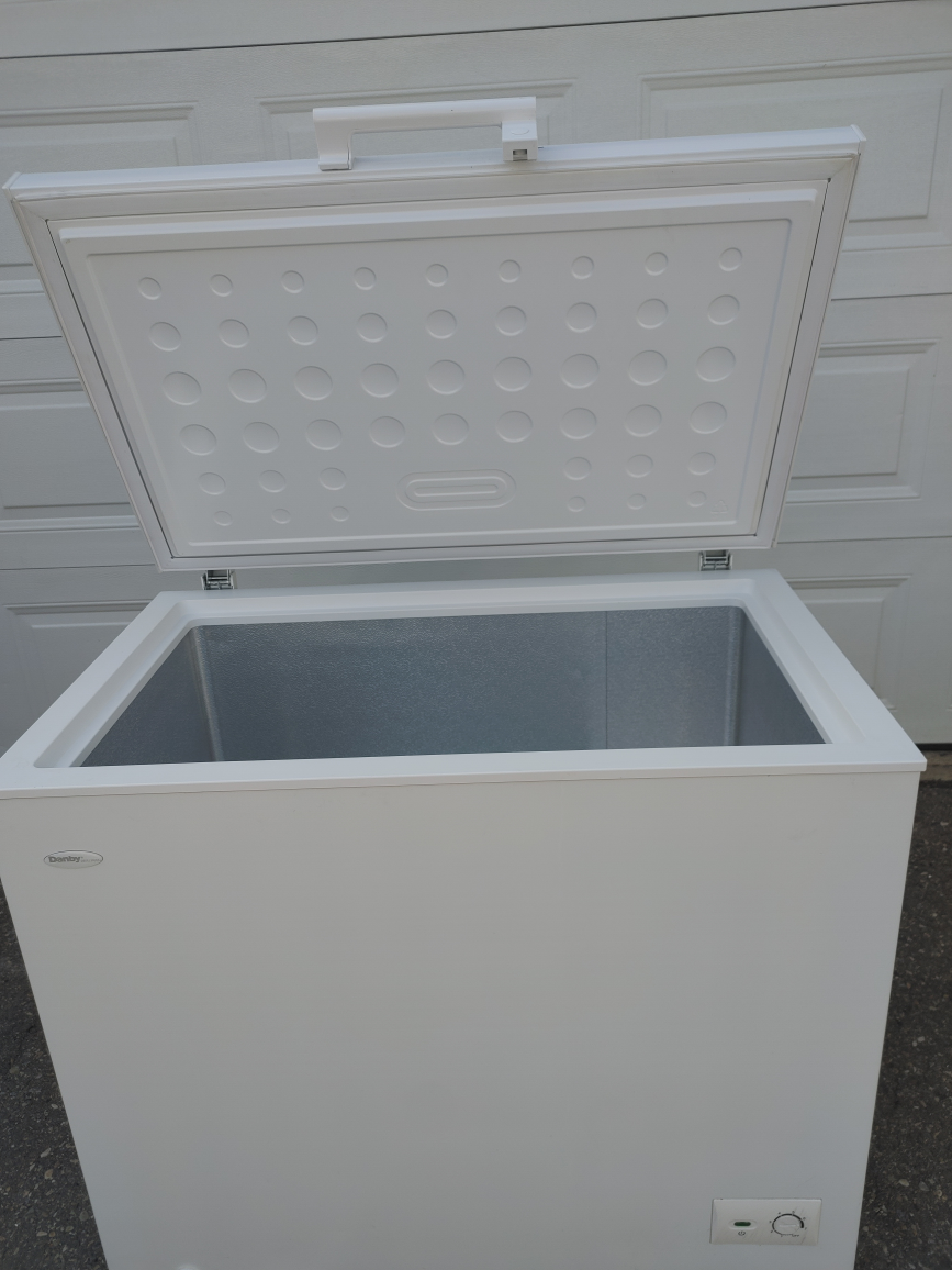 Beautiful Large 9cuft Danby Deep Freezer ( Like New) - photo 3