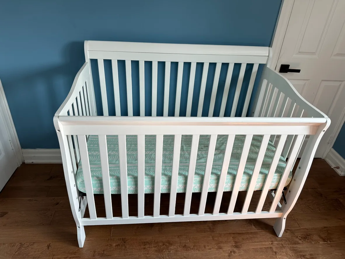 White Baby Crib / Mattress / Bed Sheet Combo image indicator(3)