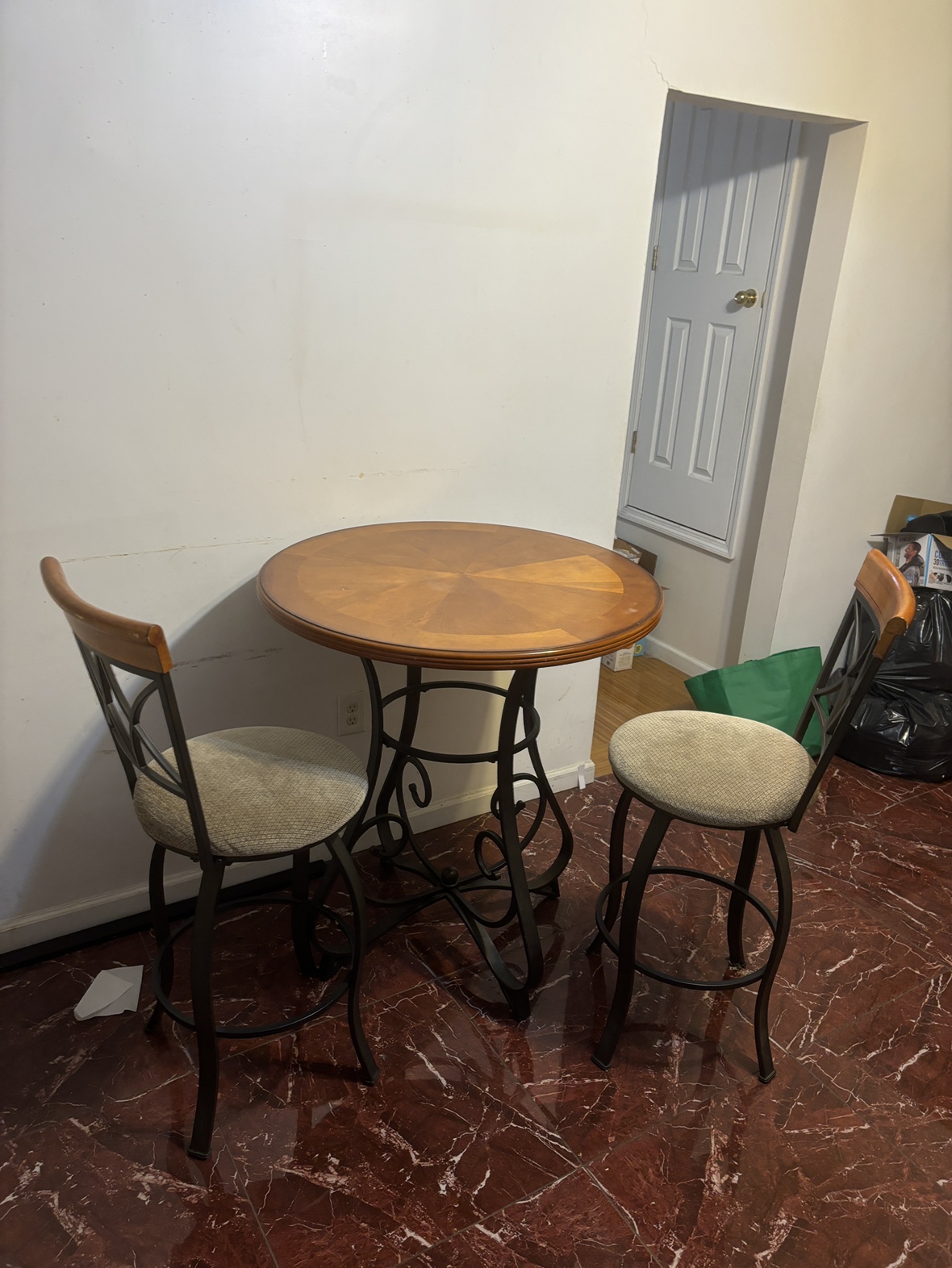 Small Round Table with 2 Chairs - photo 2