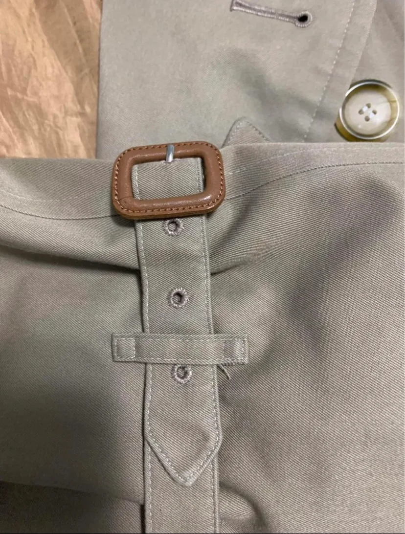 Burberry's Trench Coat image indicator(2)