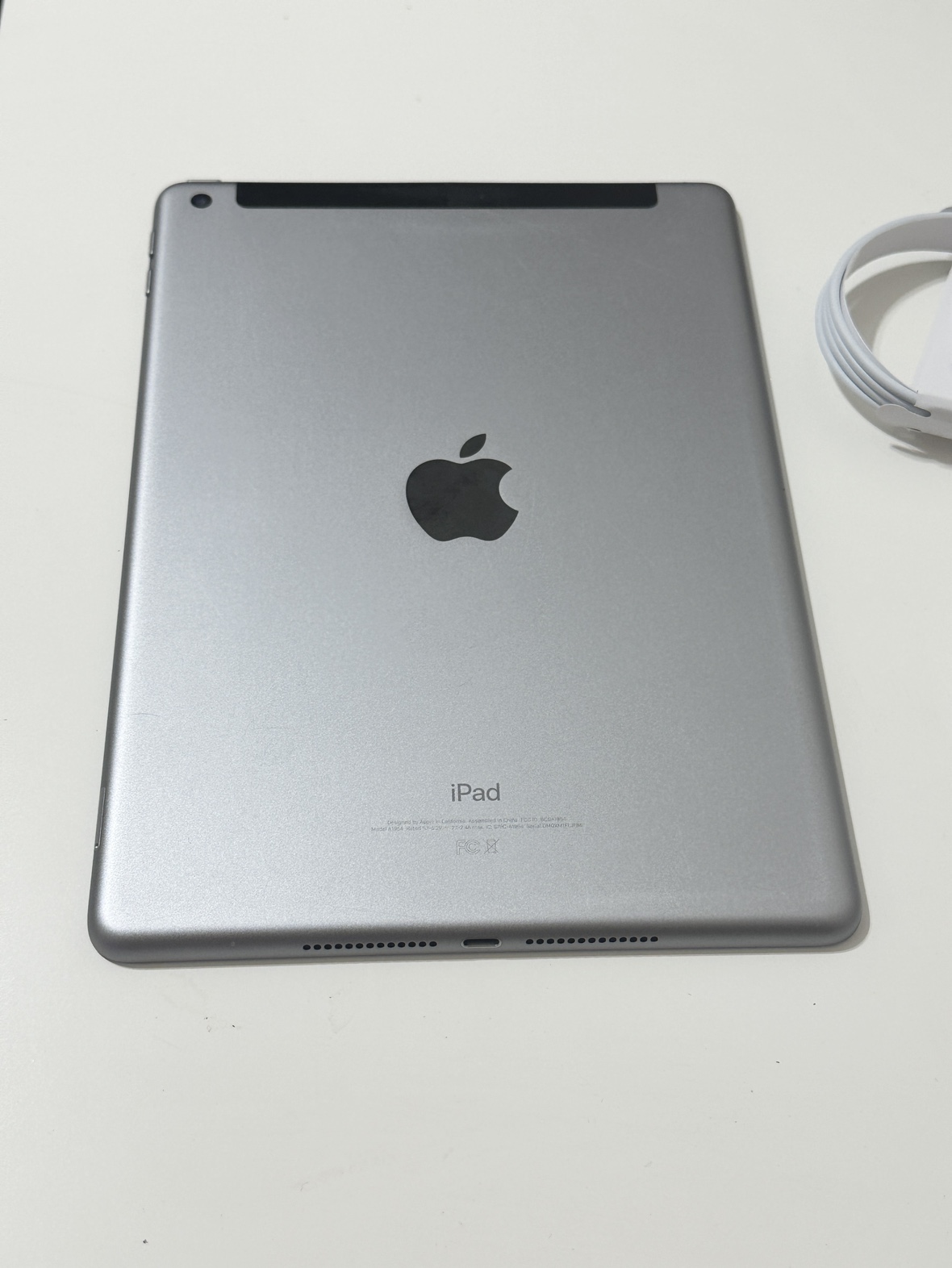 iPad 6th gen cellular like new - photo 5