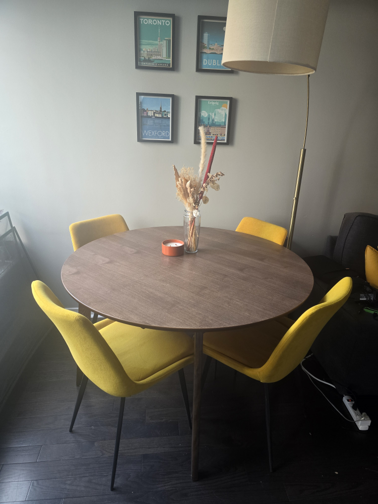 Structube Extendable Table + 4 Komal Chairs Like New