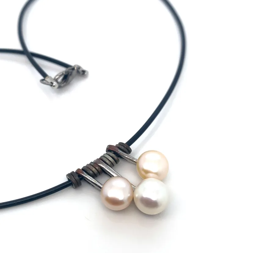 Black leather choker 3 pearl Necklace image indicator(3)