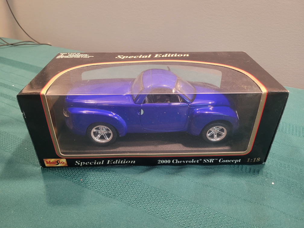 2000 Chevrolet SSR Concept 1:18 Scale Maisto Die-Cast Model Car