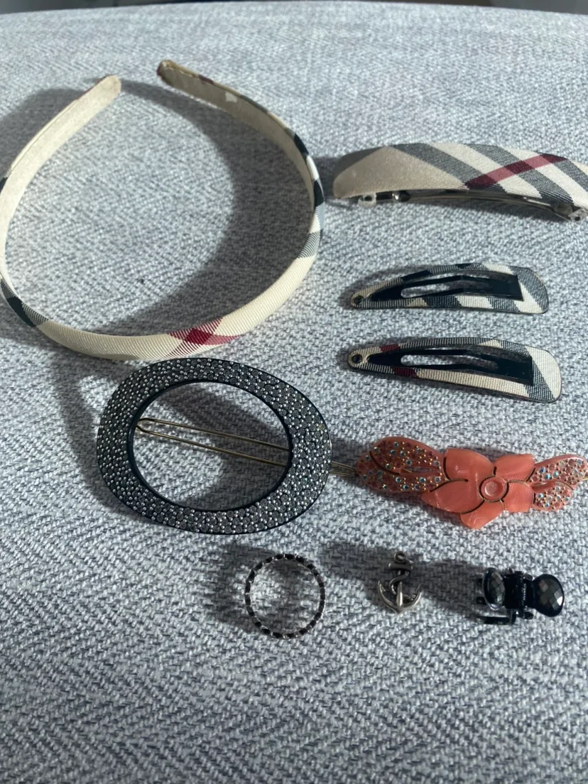 Assorted hair pins thumbnail