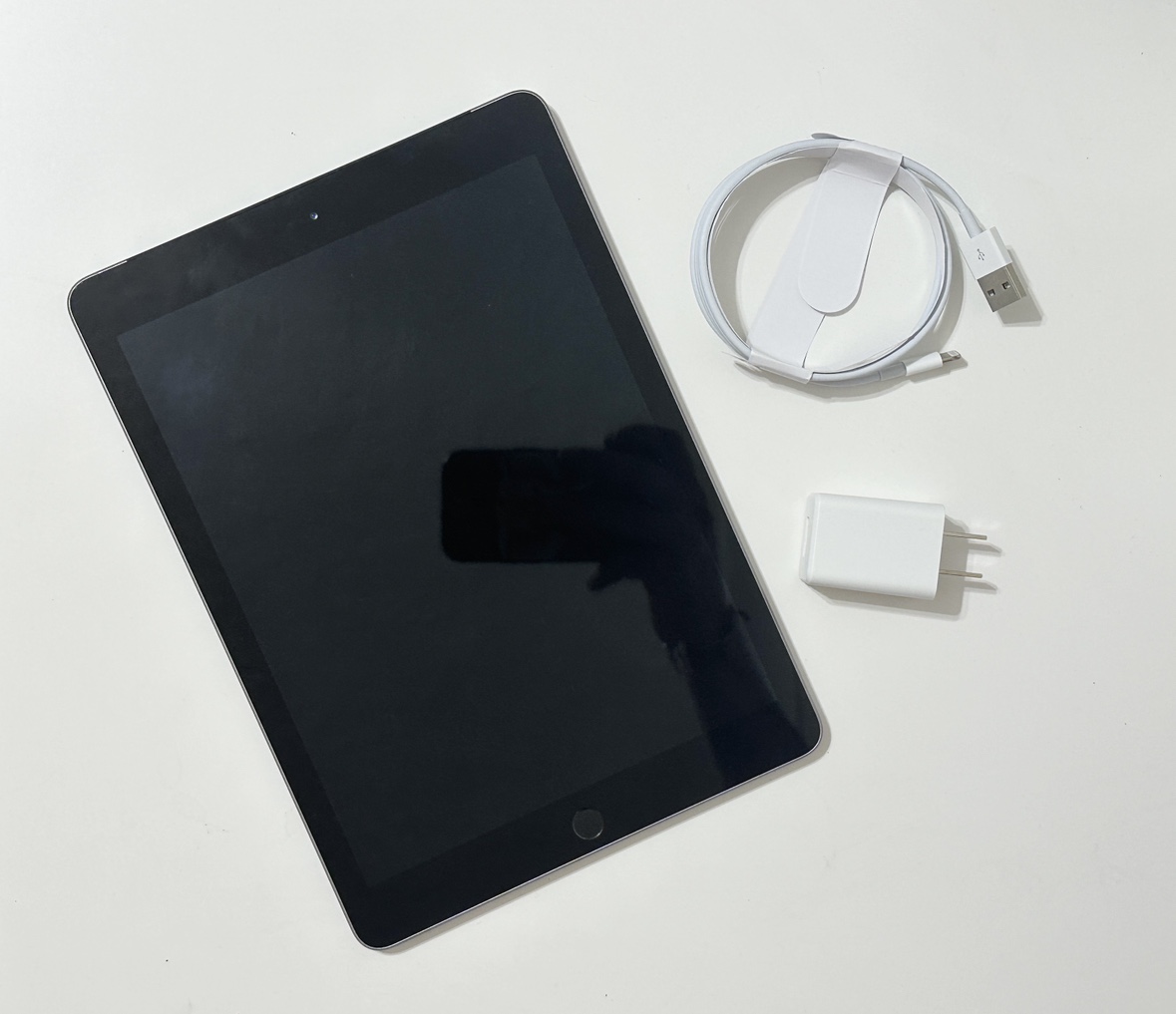 iPad 6th gen cellular like new - photo 3