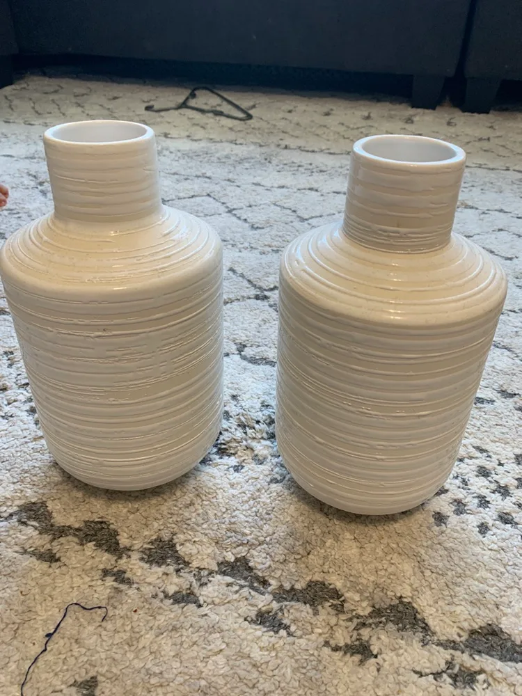 Set of 2 White Vases image indicator(3)