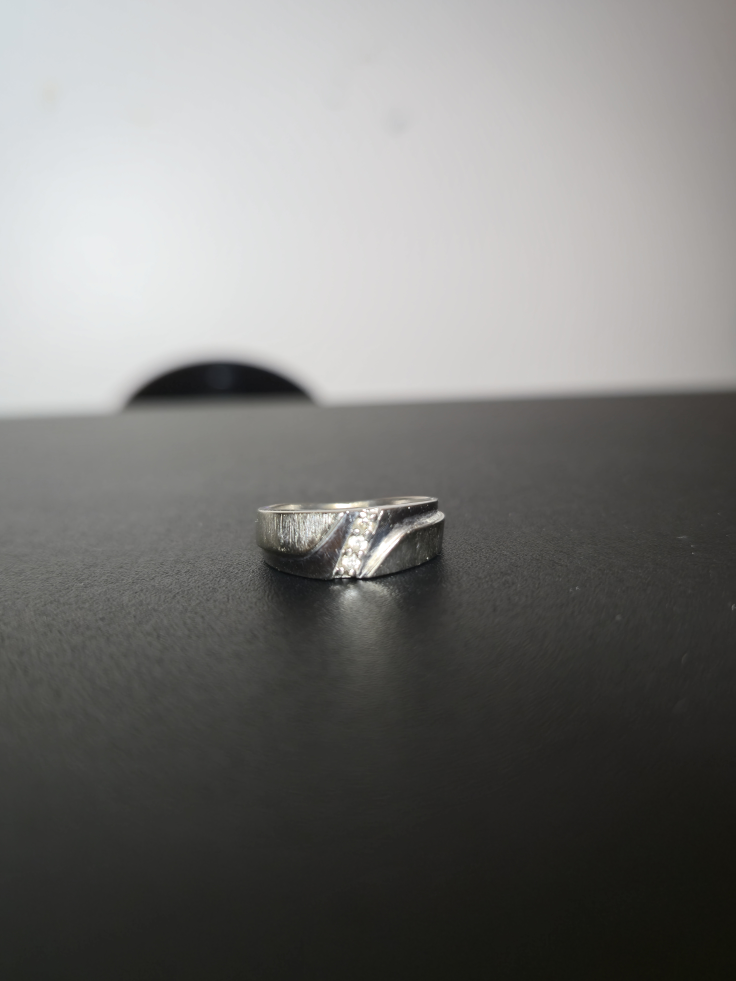 10K White Gold Diamond Ring