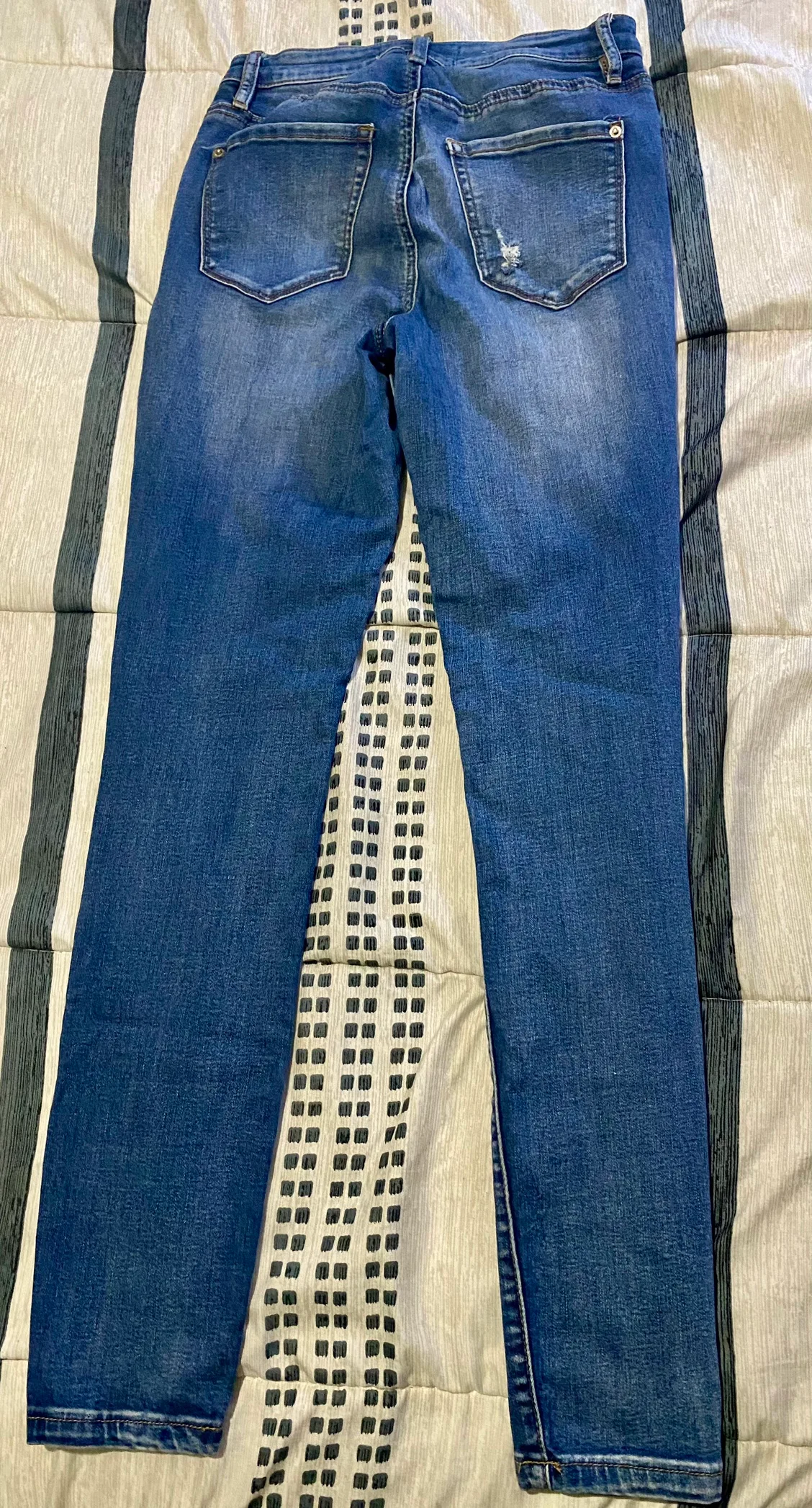 Ardene Distressed Skinny High Waist Denim Jeans image indicator(2)