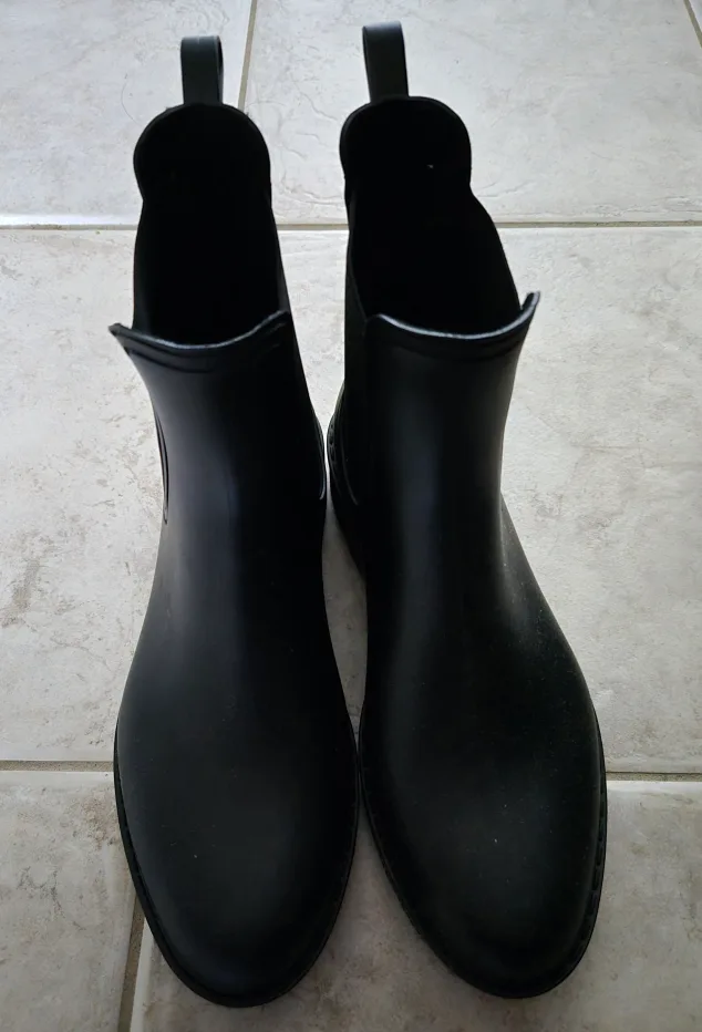 Rain Chelsea Boots - Size 7.5 - Black - Like New image indicator(3)