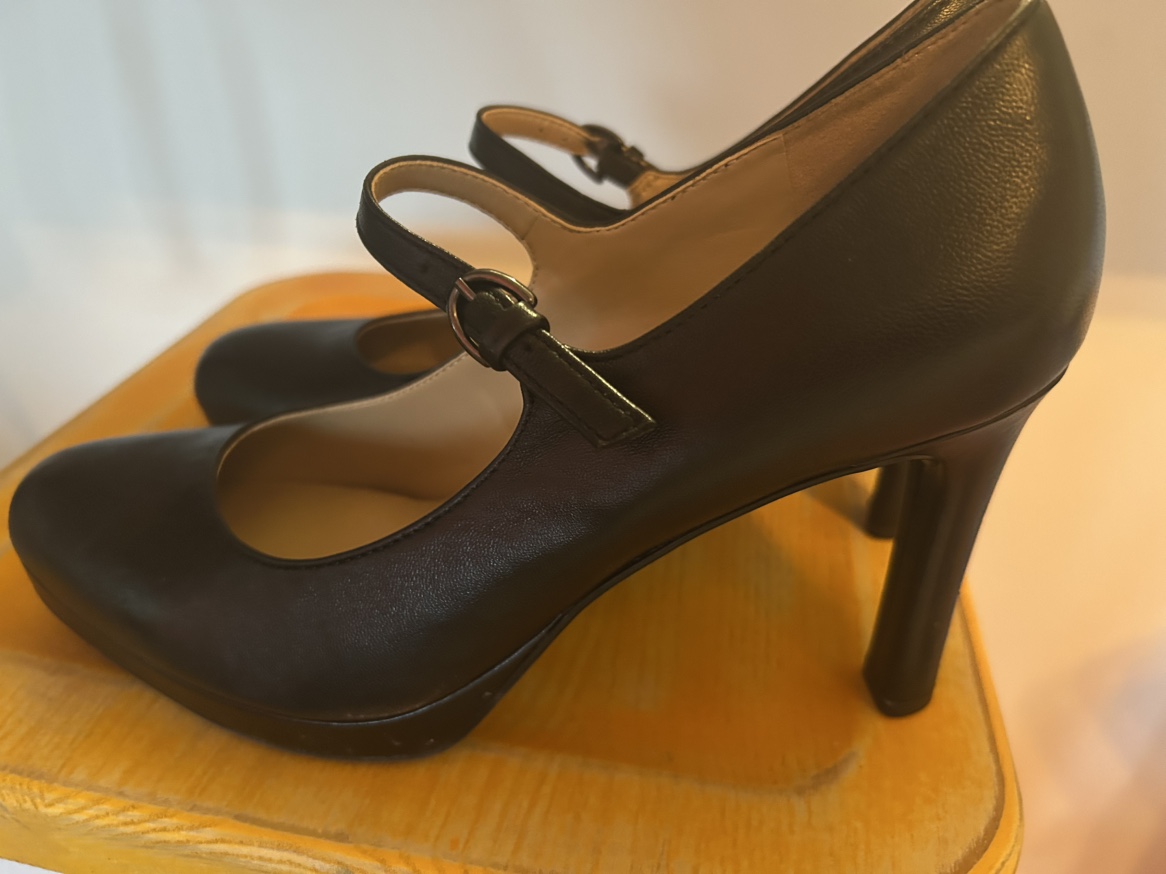 Black mary jane heels