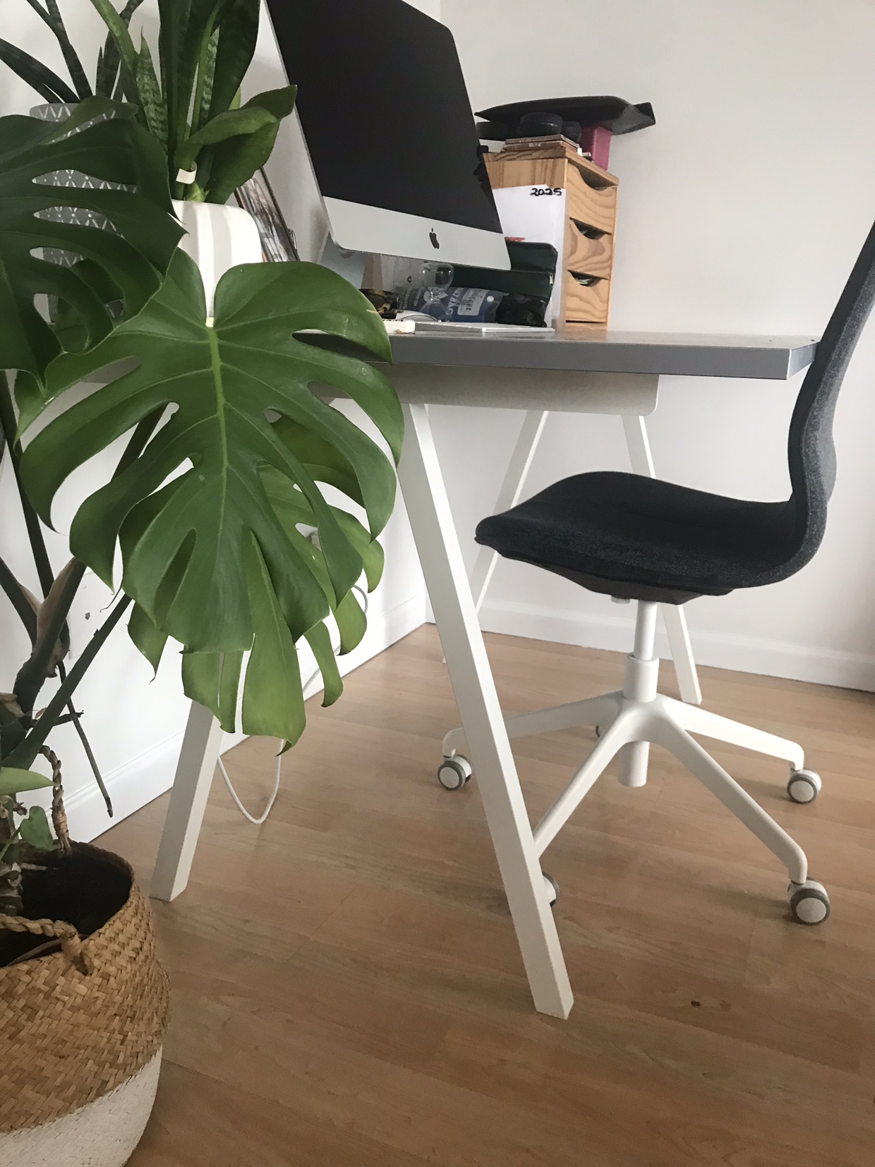 Perfect condition ikea Trotten Grey Desk with White Legs - photo 2