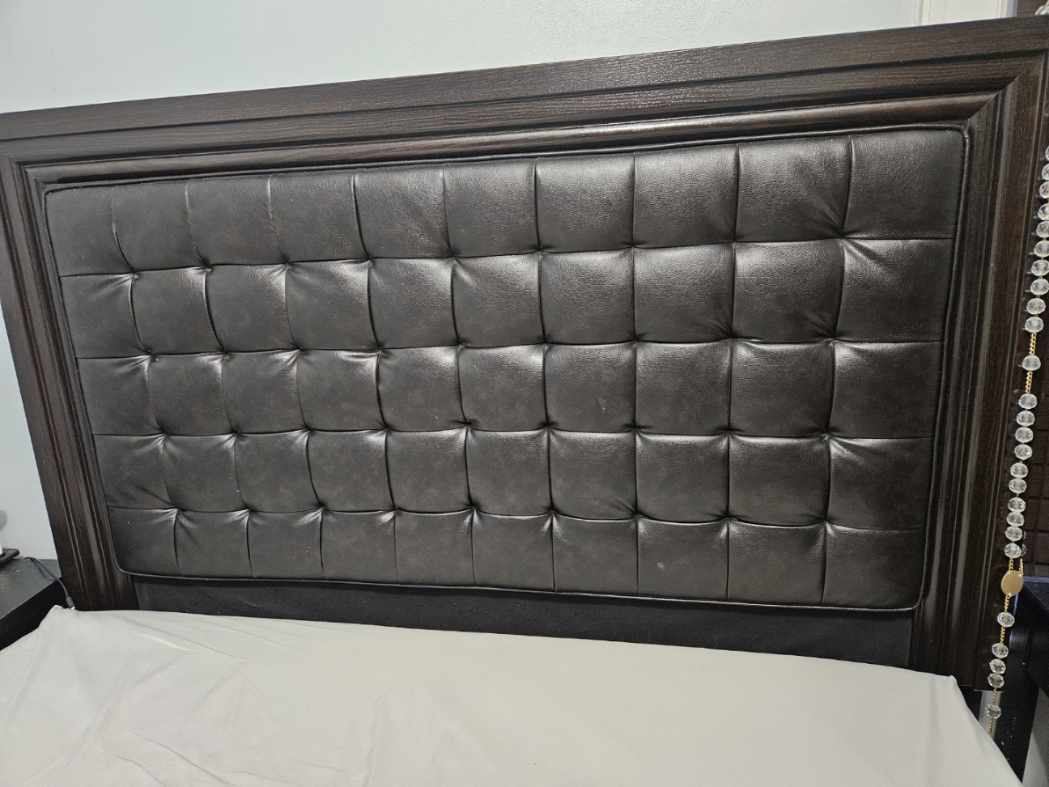 Queen headboard w/bed frame