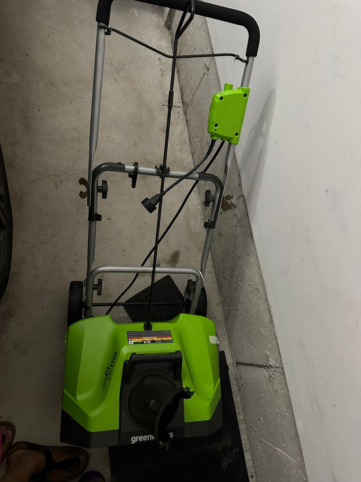 GreenWorks 13 Amp 20” electric corded snow thower - photo 2