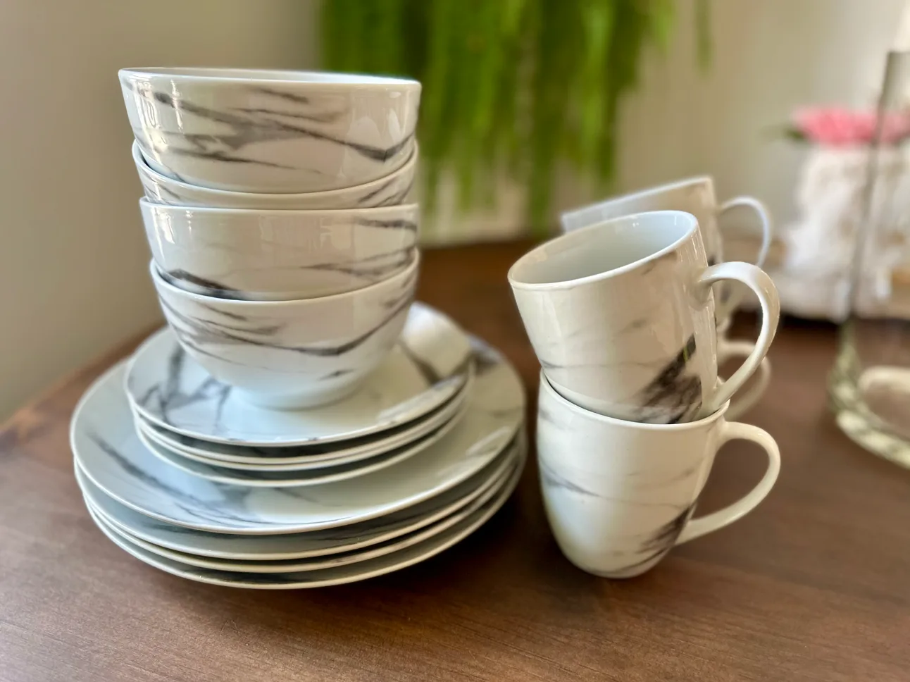 H2K 'Marble' Porcelain Dinnerware Set: 16 Pieces thumbnail