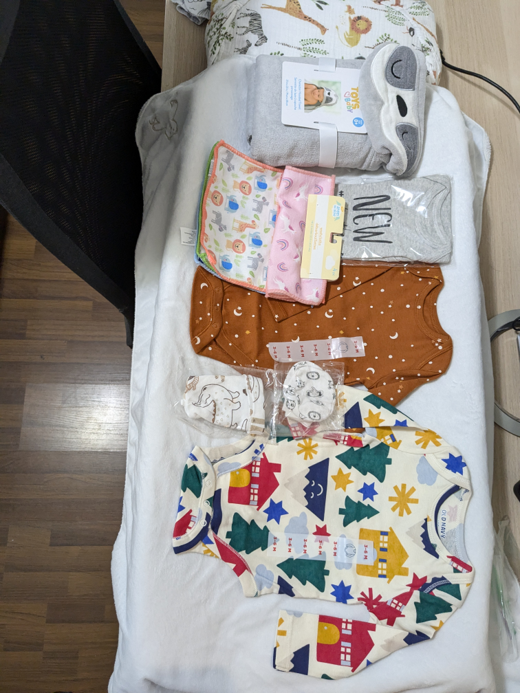 New Baby Clothes Bundle Gift with bag and ready to be gifted - photo 2