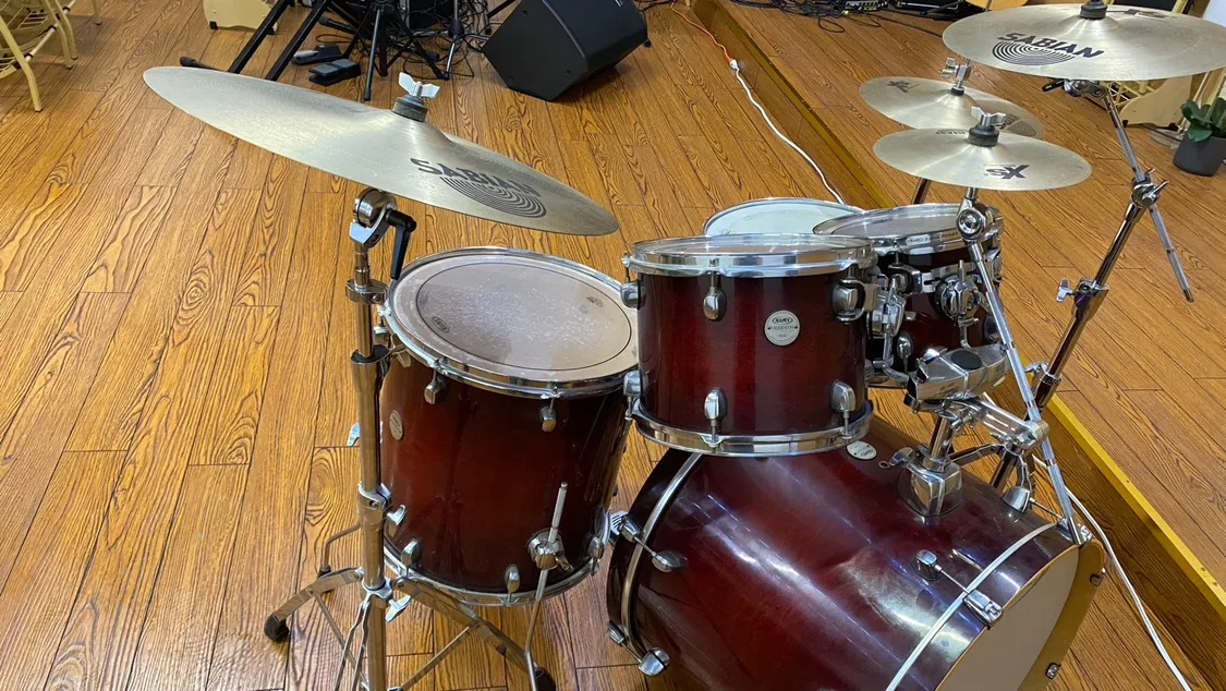 Drum Set with Cymbals image indicator(4)