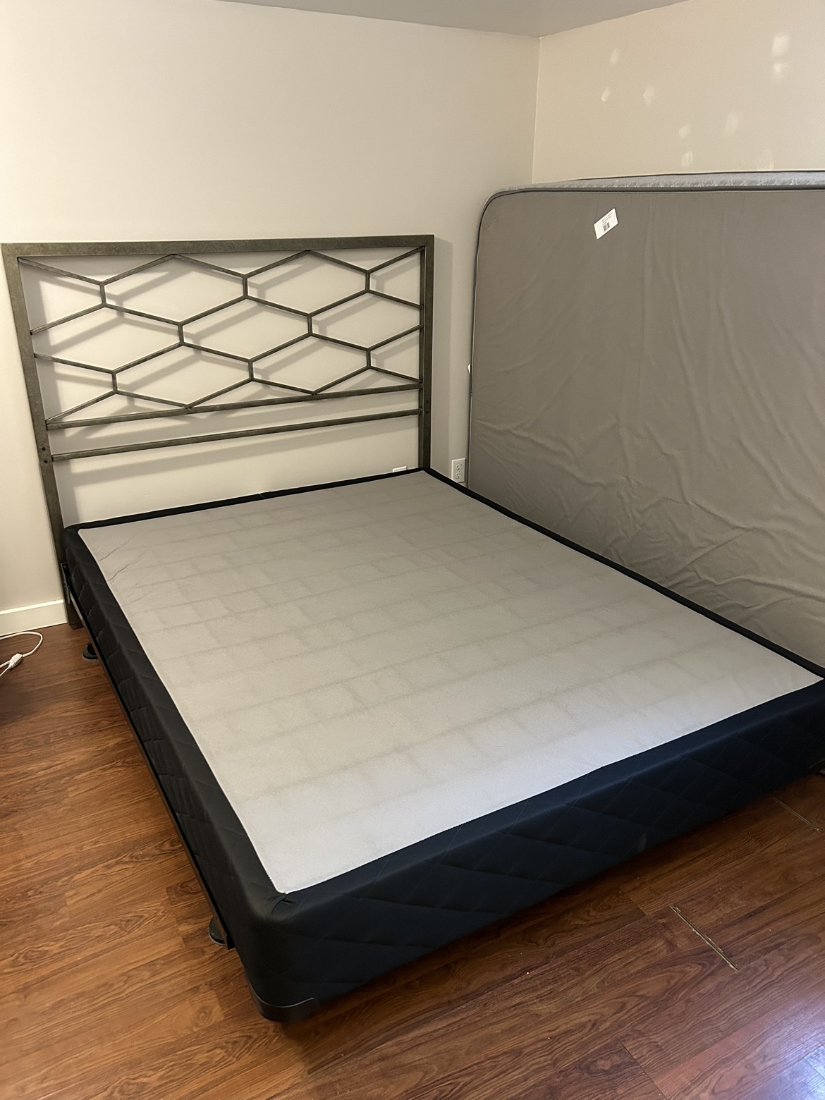 Queen Size Bed Frame with Headboard - photo 3