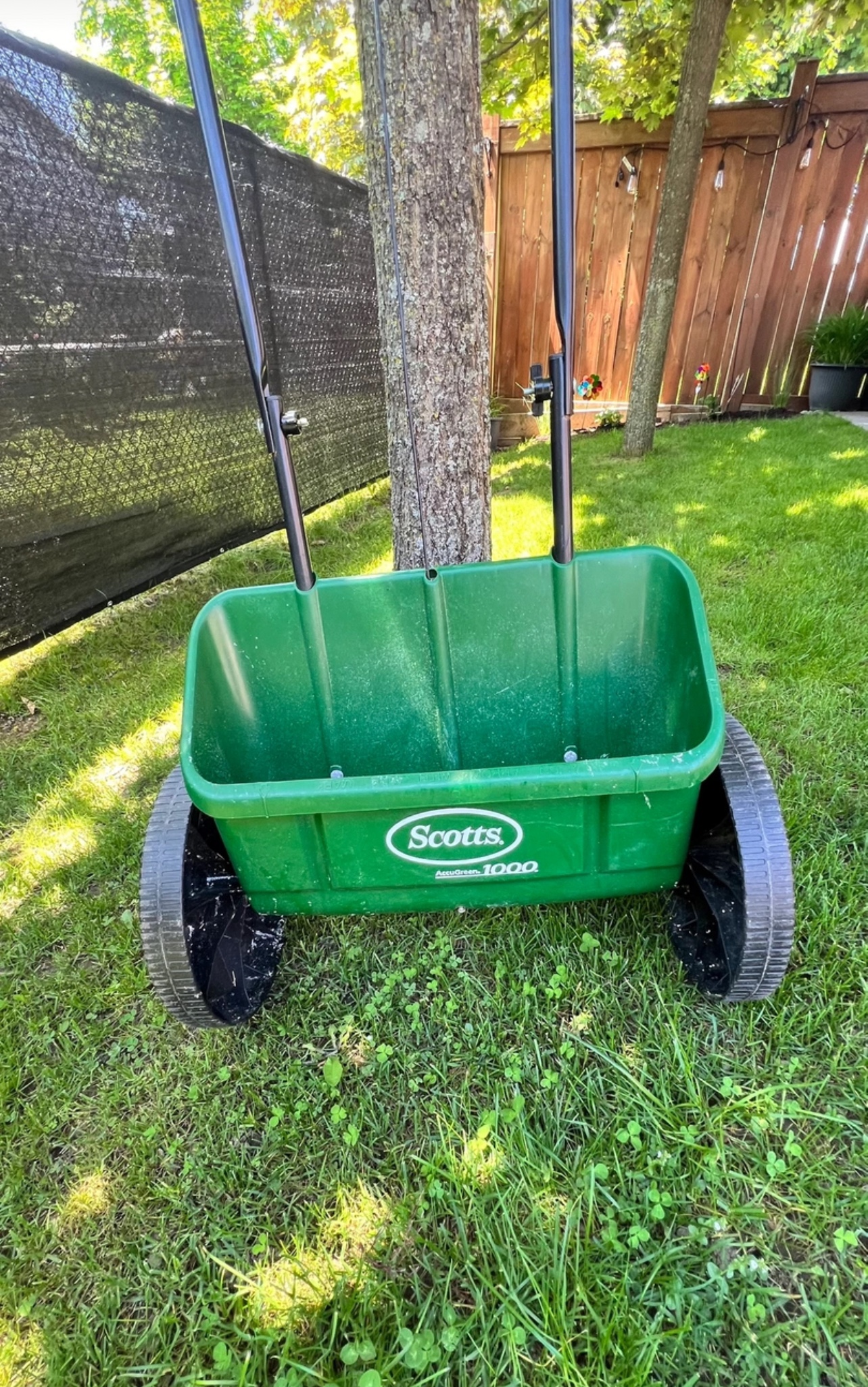 Scotts Fertilizer Spreader - photo 2