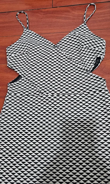 Black and White Geometric Dress image indicator(2)