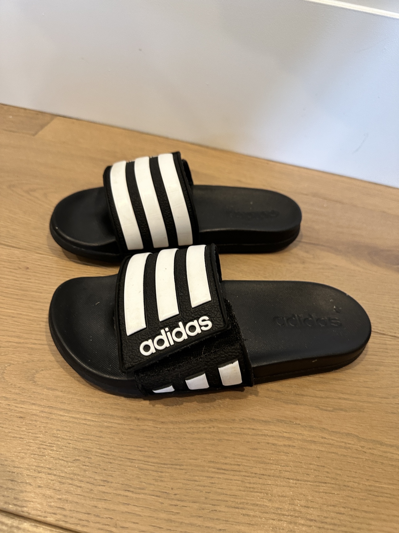 Adidas Slides - youth size 4 - photo 2