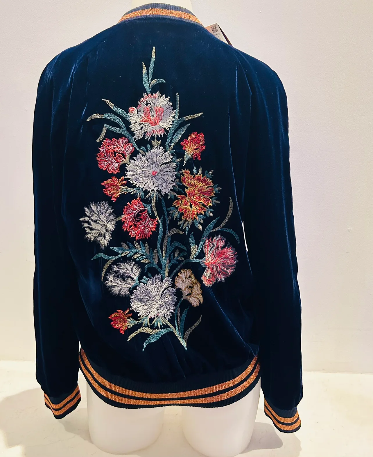 New with tags Zara velvet flower jacket image indicator(5)